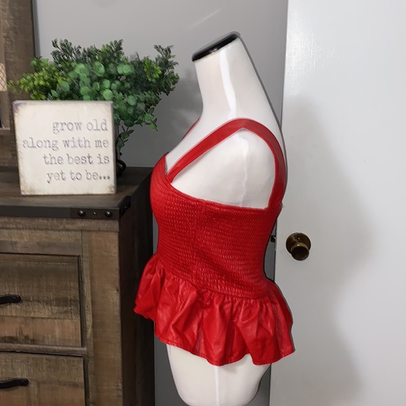 TCEC Faux leather sleeveless peplum red top Excellent preowned condition size M - Picture 4 of 11